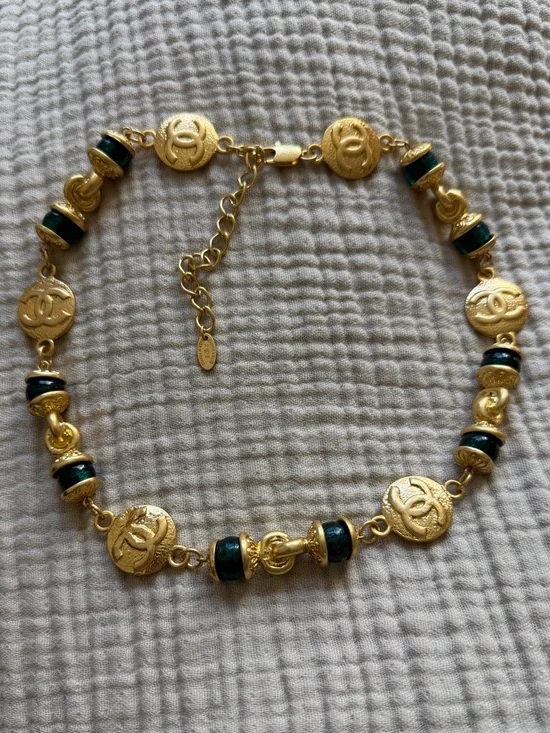 💚Vintage Chanel CC Medallion Necklace Green Gripoix Beads & Gold Tone Chain✨ - Picture 7 of 11